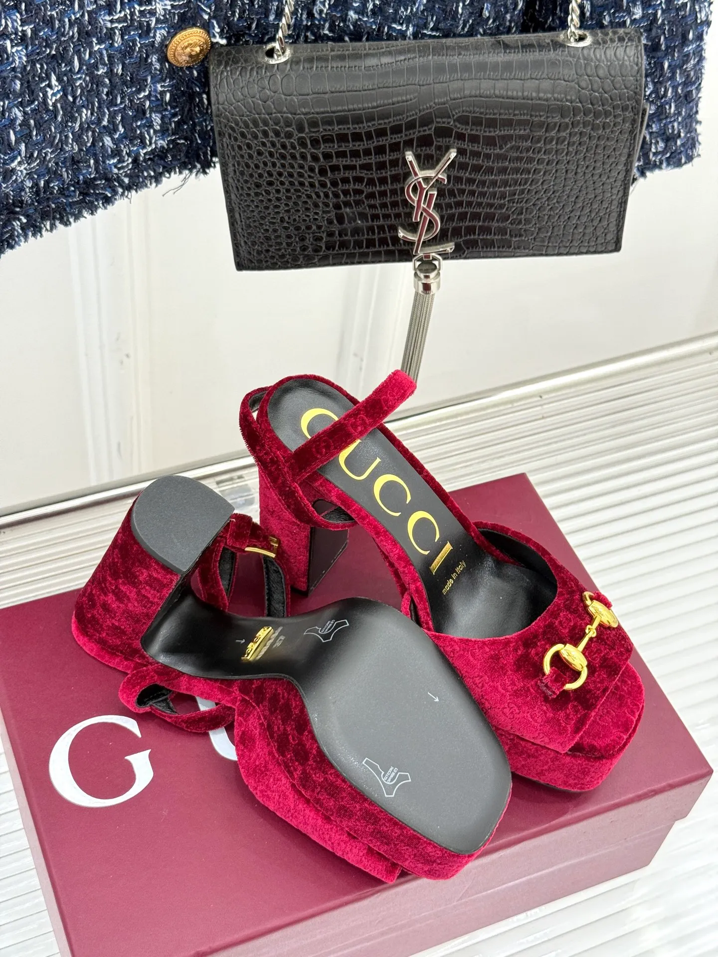 👟👟Ex-factory price 660👟👟 Gucci/Gucci classic horsebit pointed velvet square toe waterproof platform high-heeled sandals When the classic horsebit meets velvet texture, these sandals have become synonymous with elegance and individuality. The square toe design breaks the sharpness of the pointed toe and adds a bit of retro laziness. The delicate velvet upper feels luxurious and shows a high-end texture with the flow of light and shadow. Every step brings a gentle aura. The iconic metal horsebit embellishes the shoe body, instantly awakening brand recognition and cleverly blending retro style with modern fashion. The golden ratio of waterproof platforms and high heels not only lengthens the leg lines but also reduces walking pressure, allowing elegance without compromising comfort. Whether worn with a gorgeous dress to attend a dinner party or paired with retro jeans for a daily look, it can easily hold the spotlight and become the finishing touch in the look, highlighting unique taste and extraordinary style. The fabric is made of original customized velvet and the inner pads are all sheepskin. Heel height: 10.8 Water platform: 3.3 Italian imported genuine leather outsole size: 35-39 (40/41/42 customized)